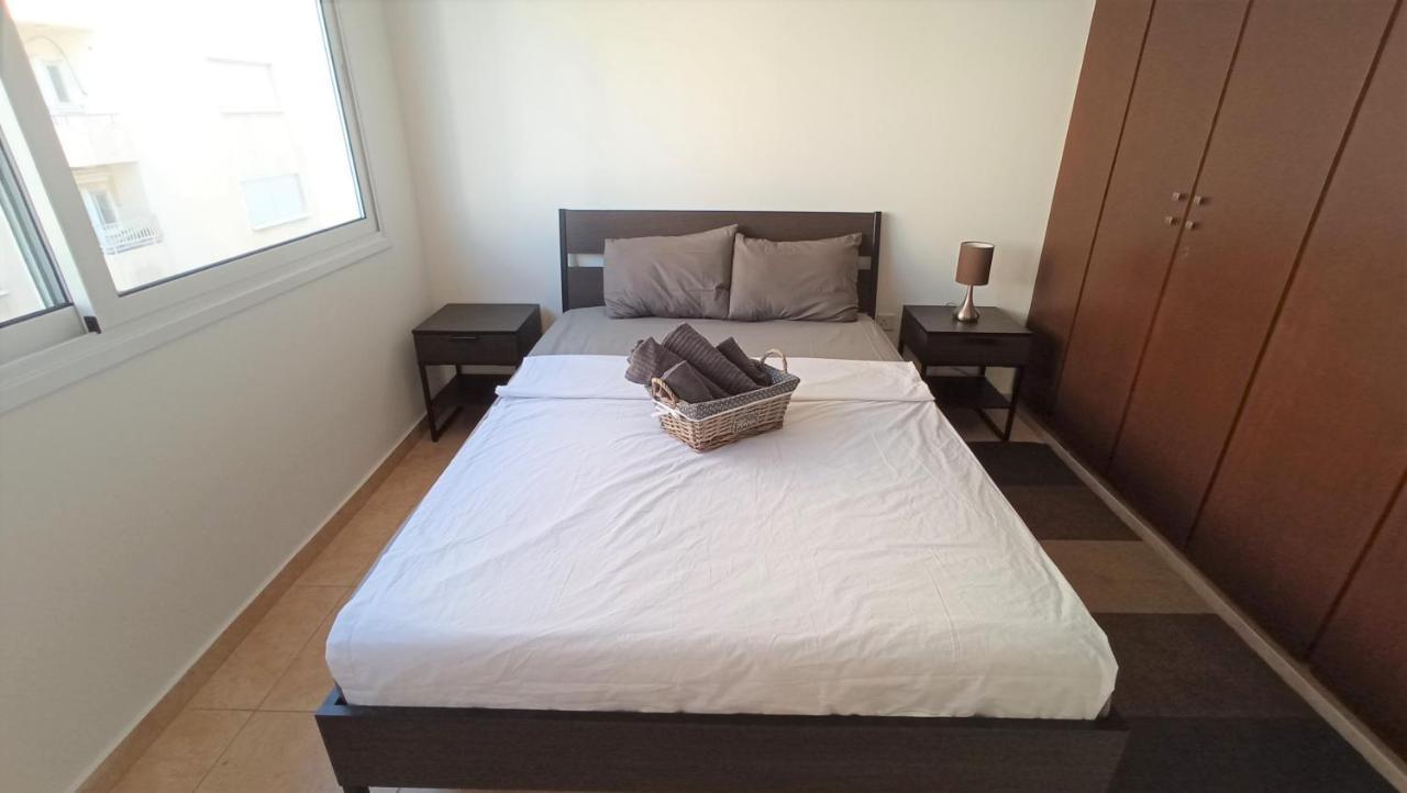 5 Min To The Beach Holiday Shared Apartment Incl Netflix - Private Room In 3 Bdr Apt Larnaca Exterior photo