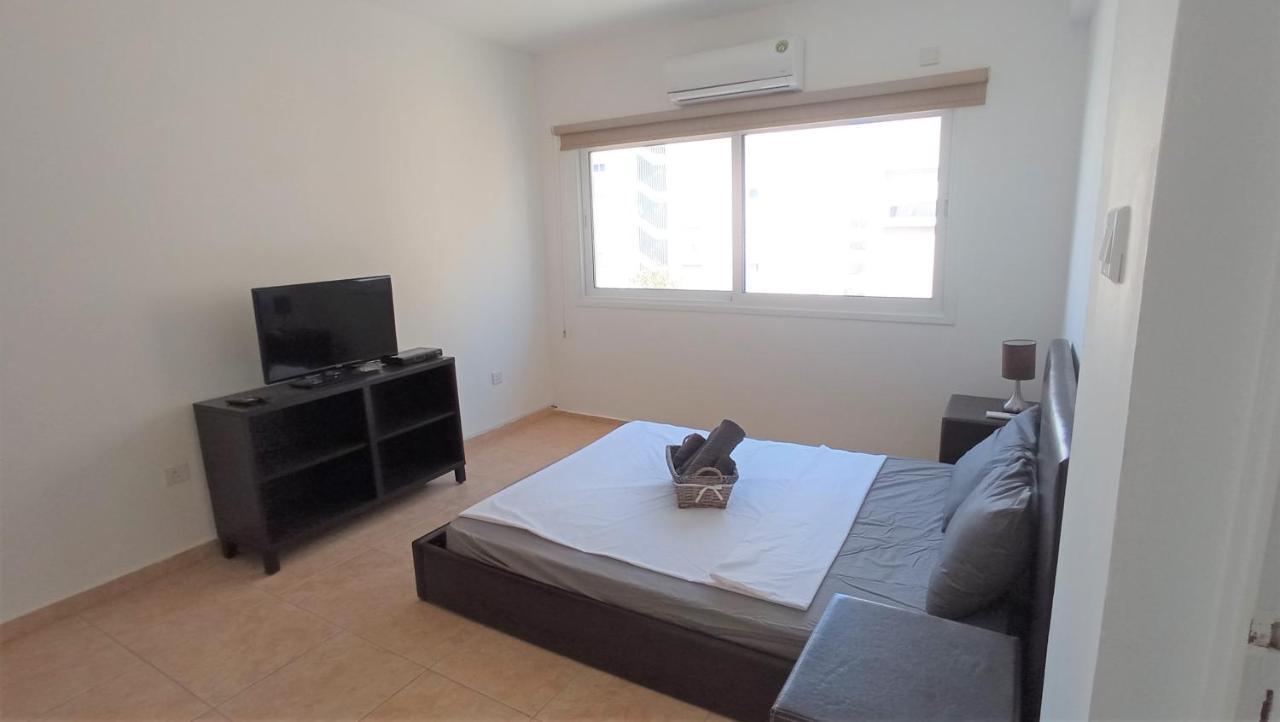 5 Min To The Beach Holiday Shared Apartment Incl Netflix - Private Room In 3 Bdr Apt Larnaca Exterior photo