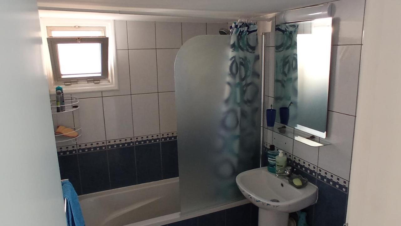 5 Min To The Beach Holiday Shared Apartment Incl Netflix - Private Room In 3 Bdr Apt Larnaca Exterior photo